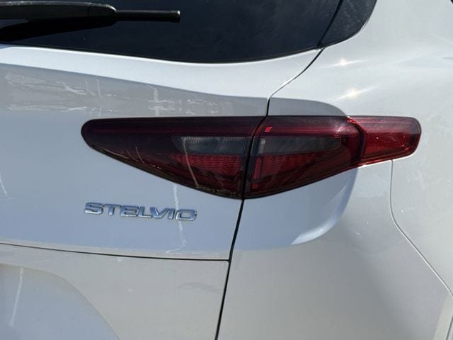 Used 2022 Alfa Romeo Stelvio Veloce AWD/4WD image 7