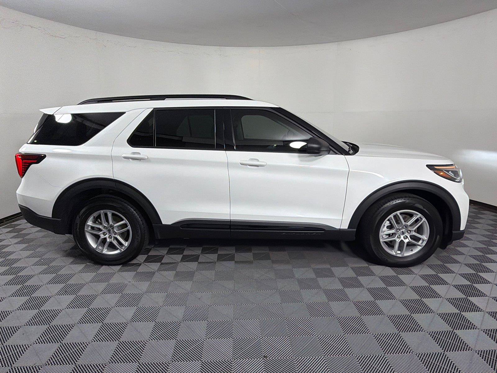 Used 2026 Ford Explorer Active RWD image 8