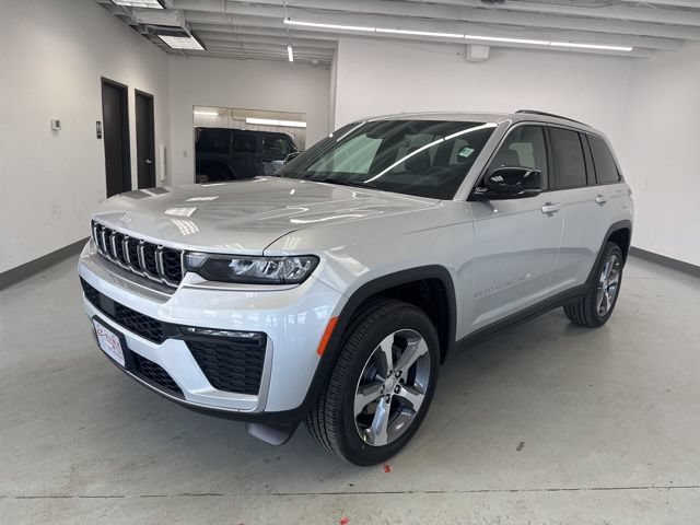 New 2026 Jeep Grand Cherokee Limited w/ Trailer Tow Package AWD/4WD image 3