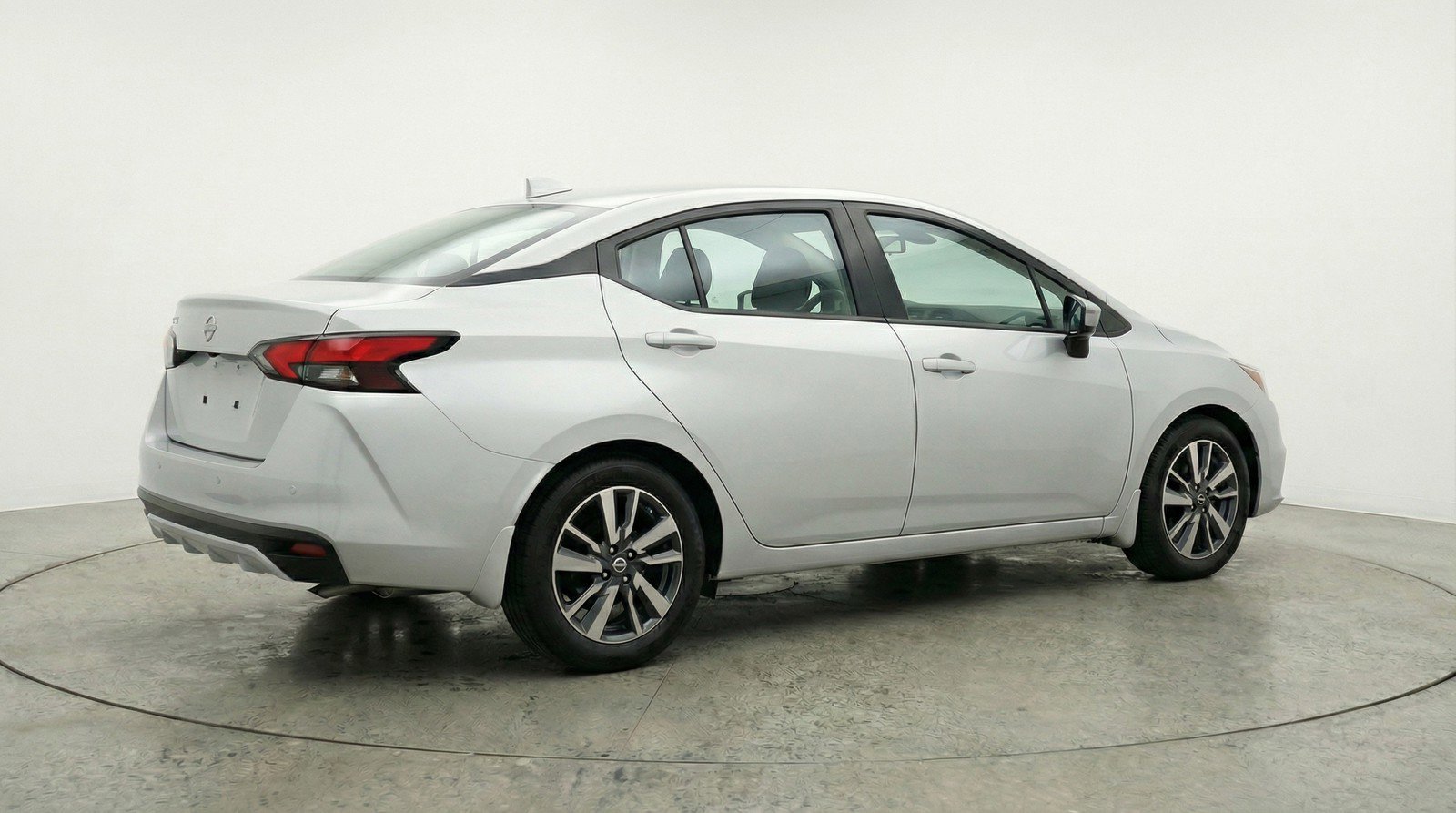 Used 2025 Nissan Versa SV image 9