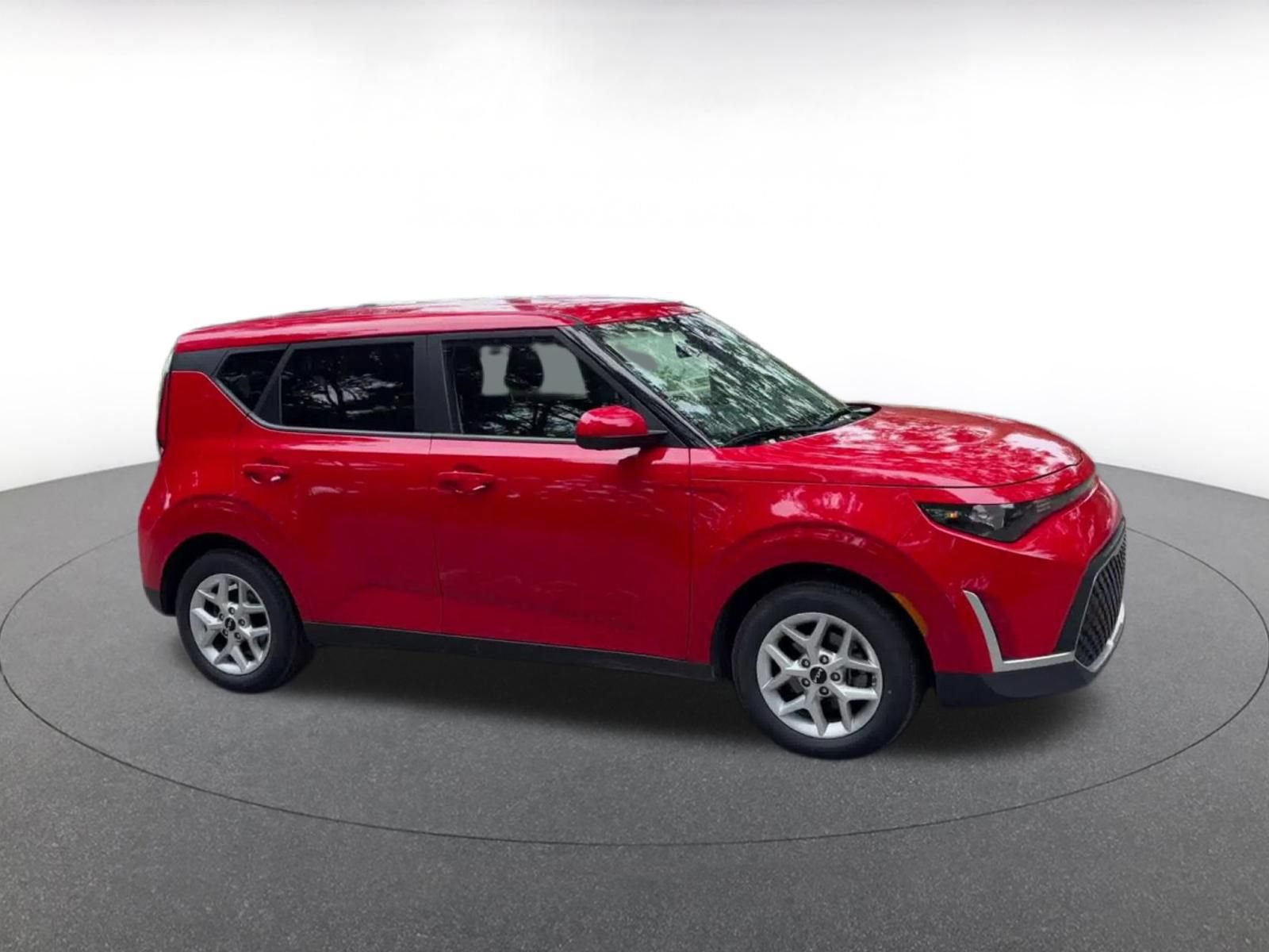 Used 2025 Kia Soul LX w/ LX Technology Package FWD image 2