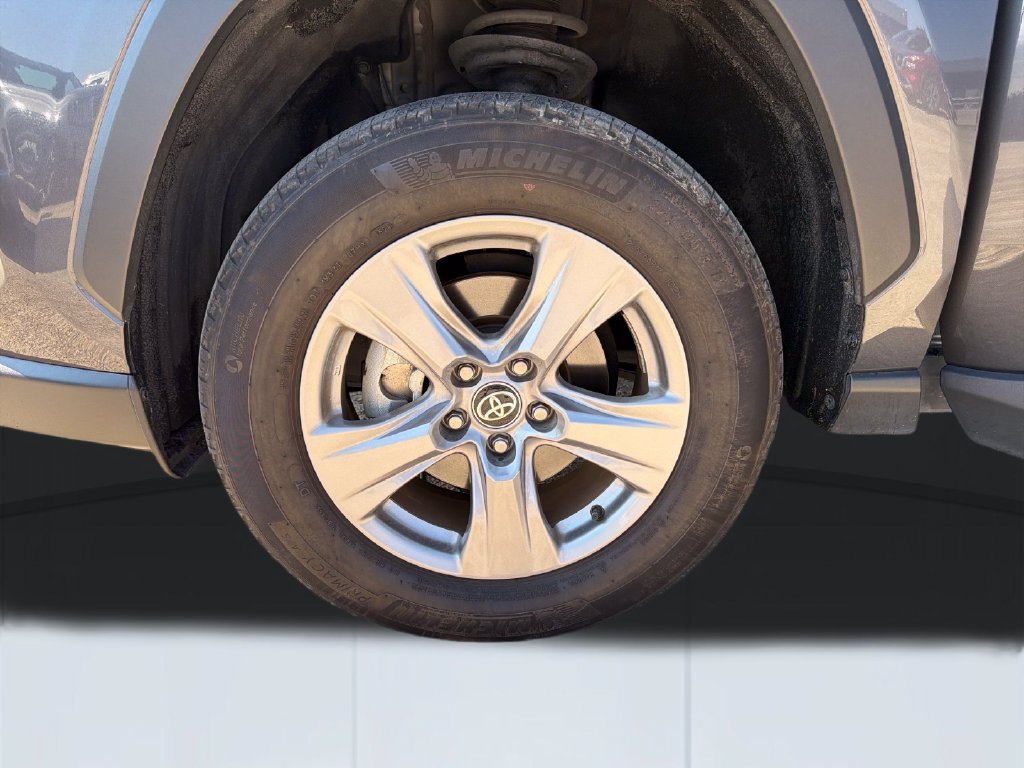 Used 2025 Toyota RAV4 XLE AWD/4WD image 28