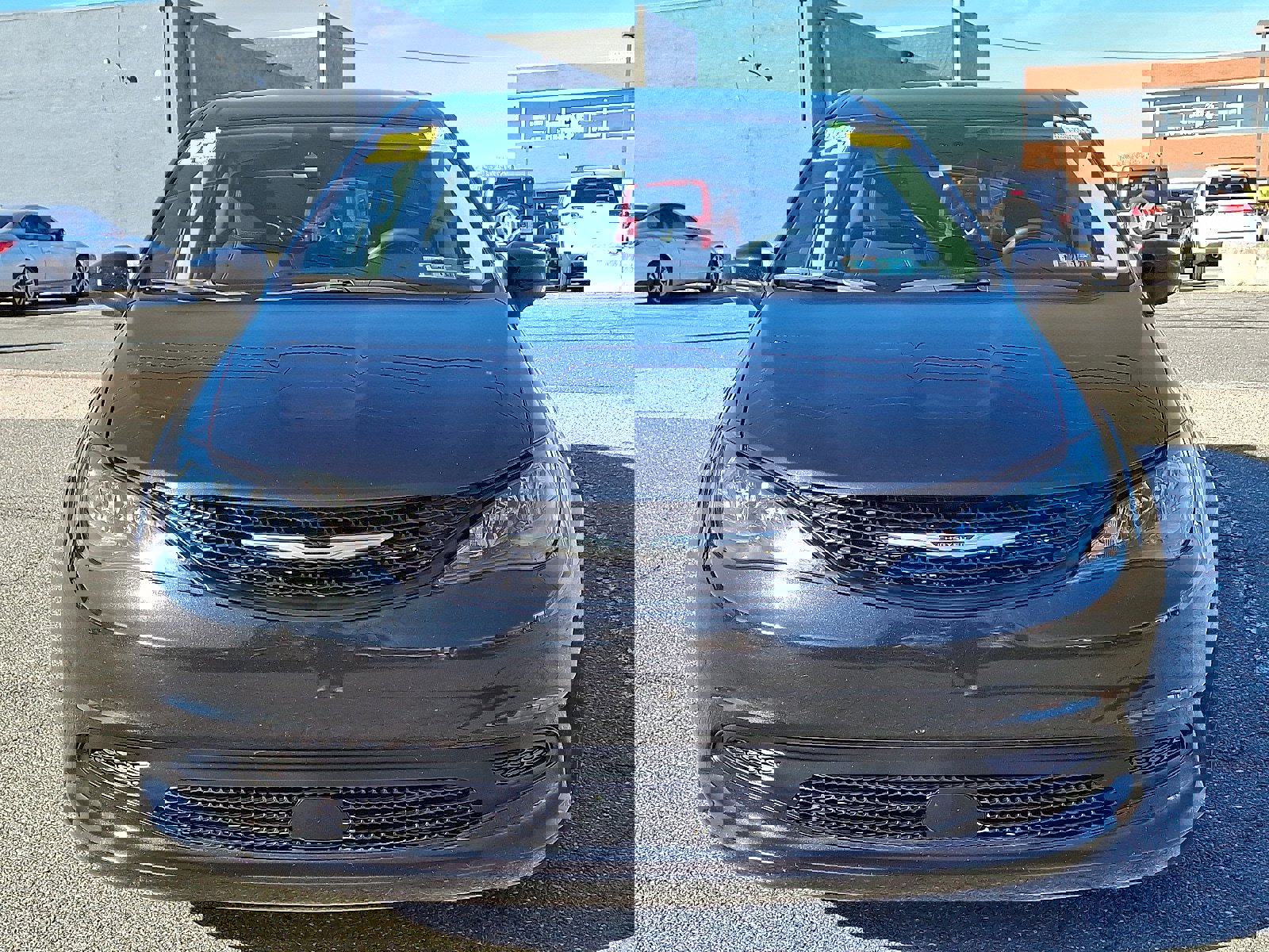 Used 2023 Chrysler Voyager LX image 2