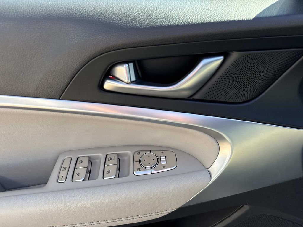 Used 2023 Genesis G70 2.0T image 21