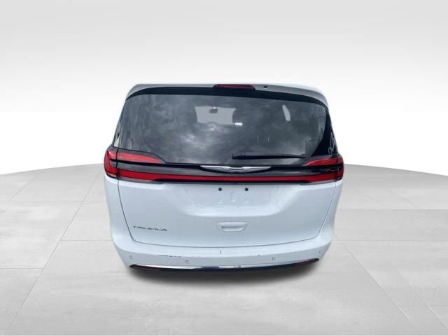 Used 2023 Chrysler Pacifica Touring-L image 6