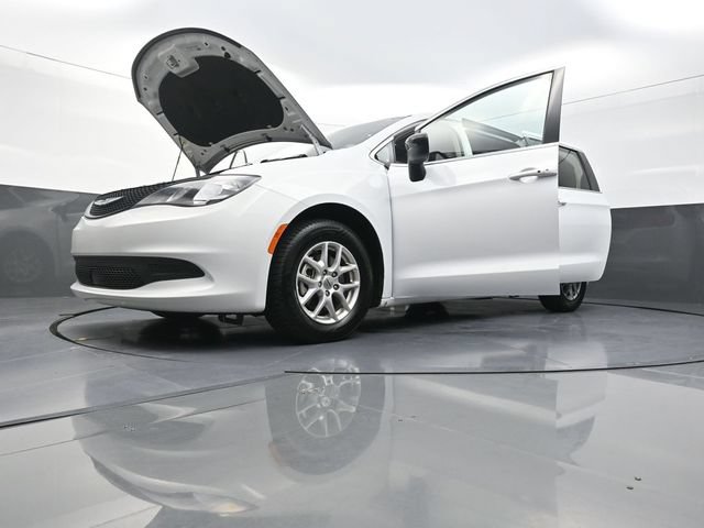 Used 2024 Chrysler Voyager LX FWD image 33