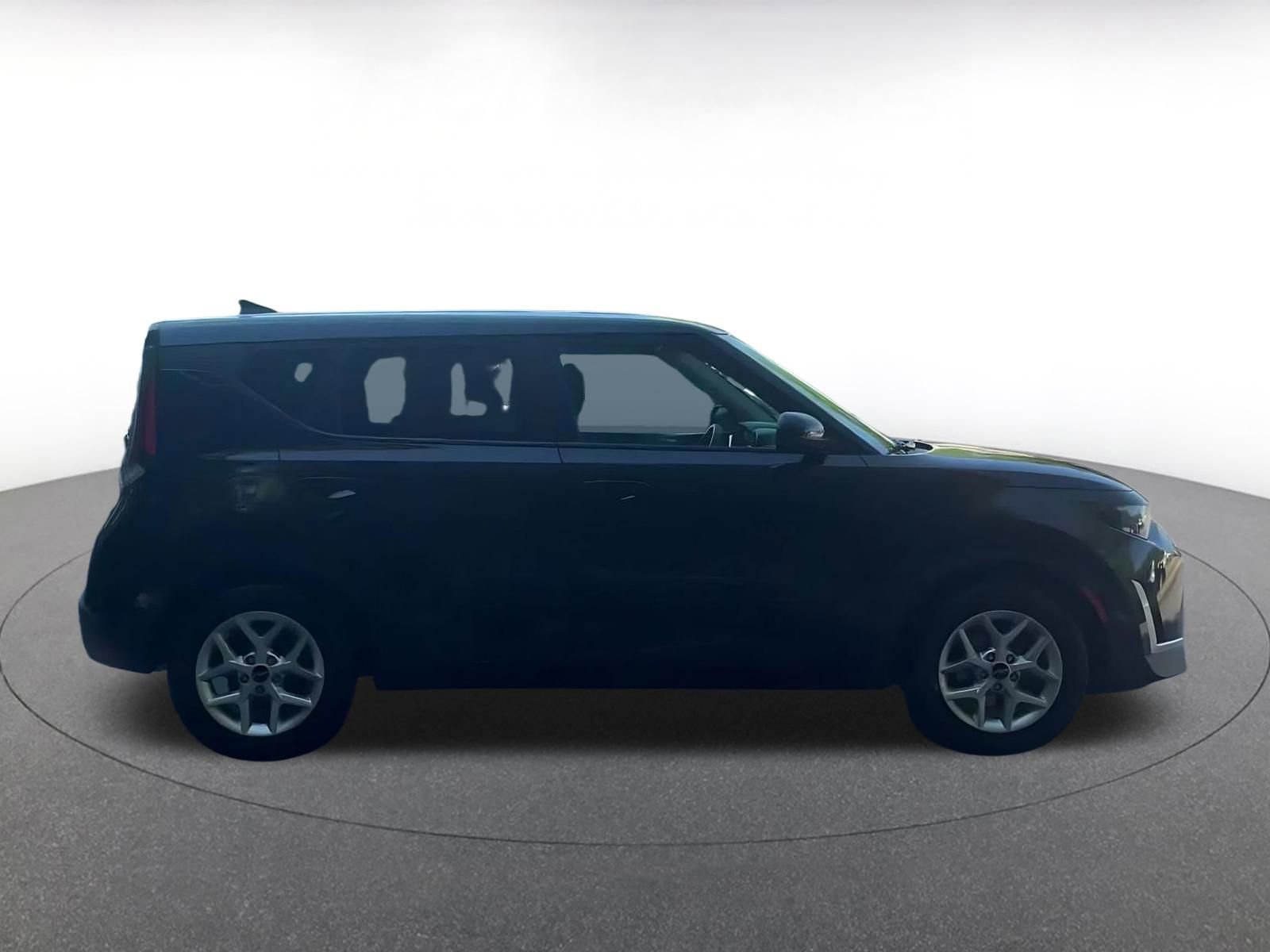 Used 2025 Kia Soul LX w/ LX Technology Package FWD image 17