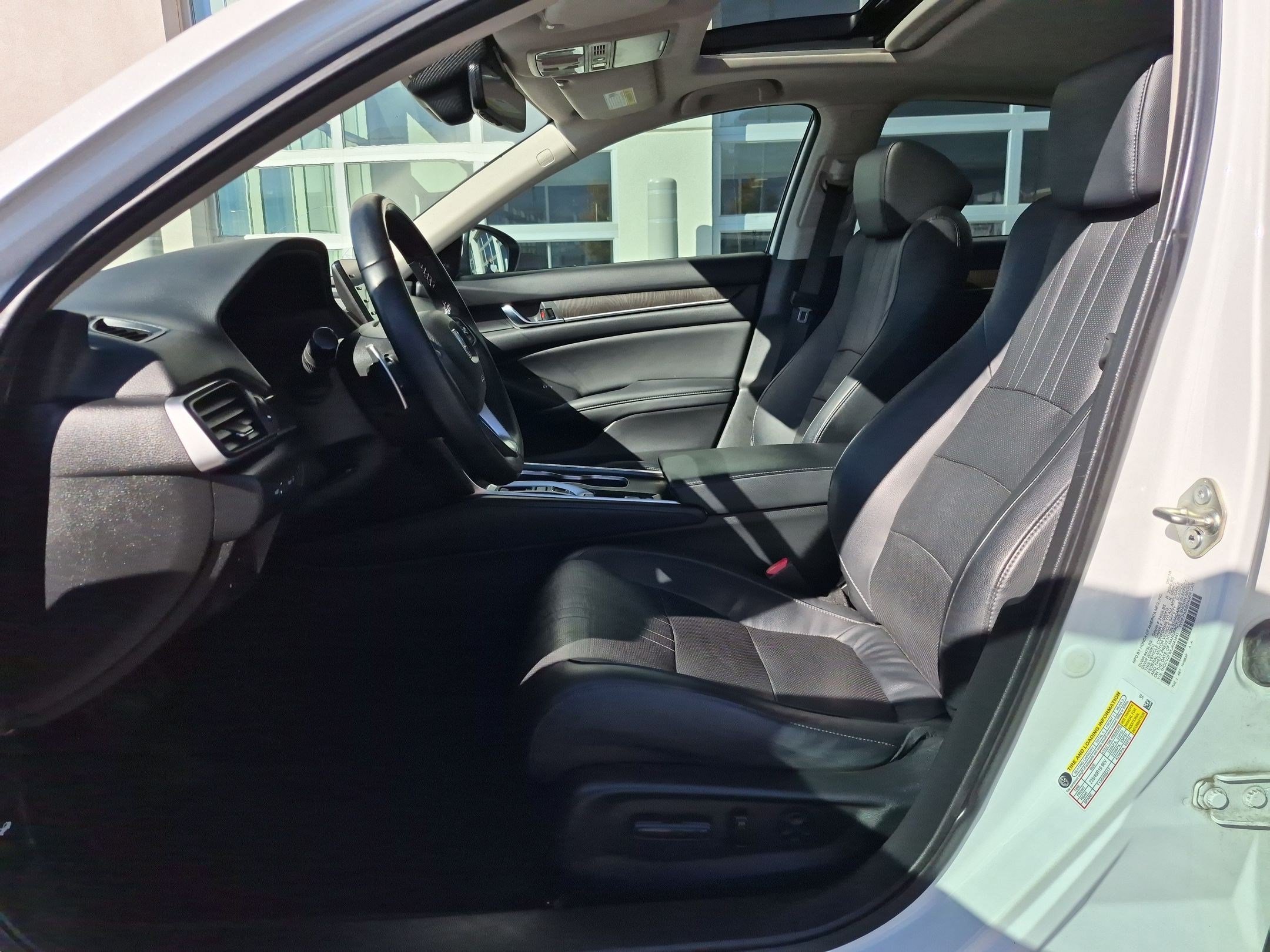 Used 2018 Honda Accord Touring image 17