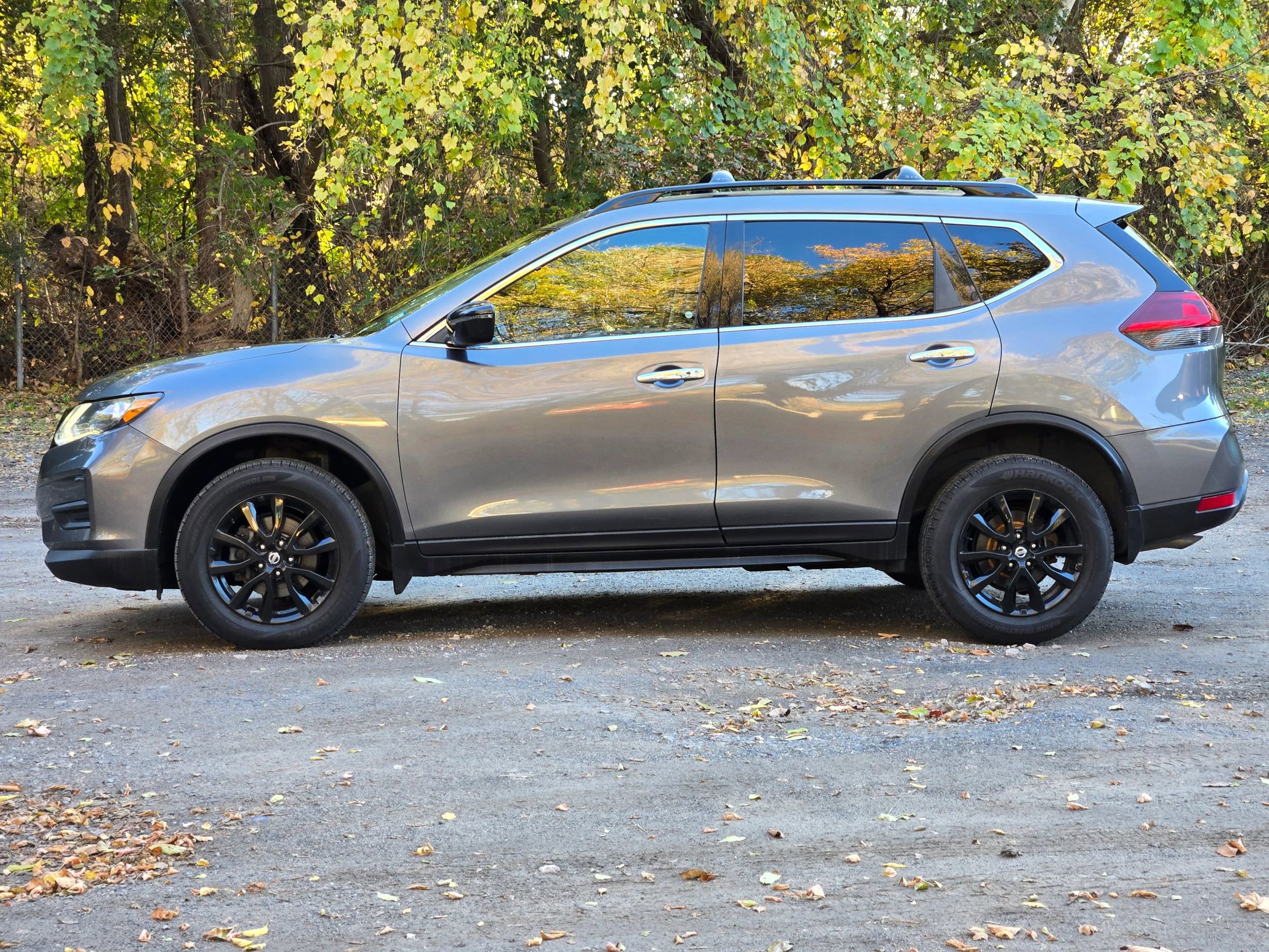 Used 2018 Nissan Rogue SV image 2
