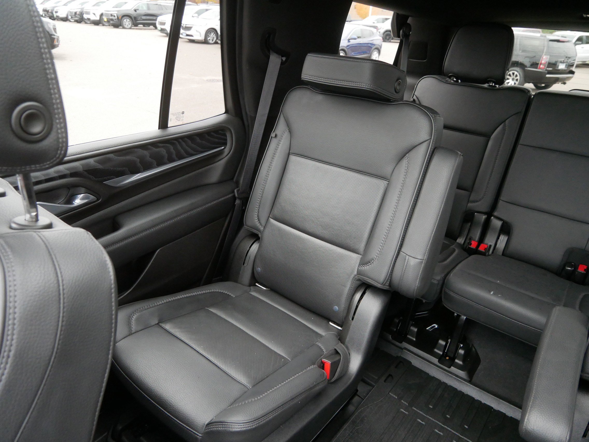 Used 2021 GMC Yukon Denali w/ Denali Premium Package image 12