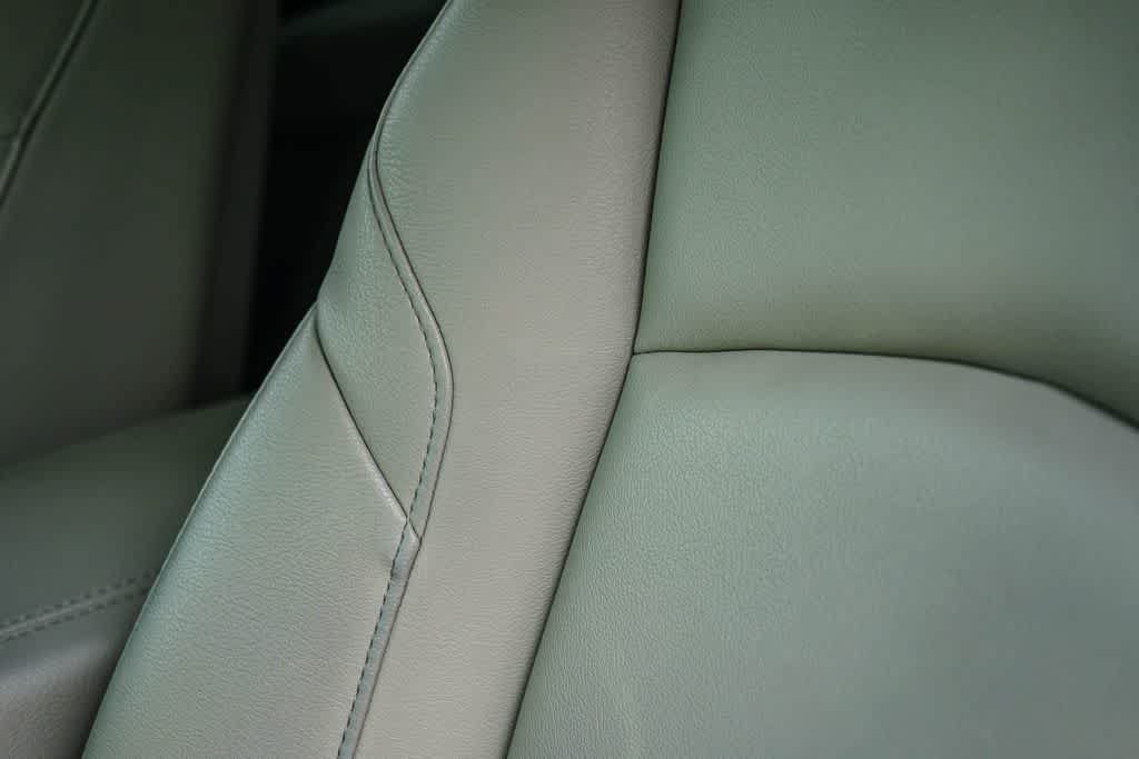 Used 2023 Cadillac XT4 Luxury w/ Cold Weather Package FWD image 24