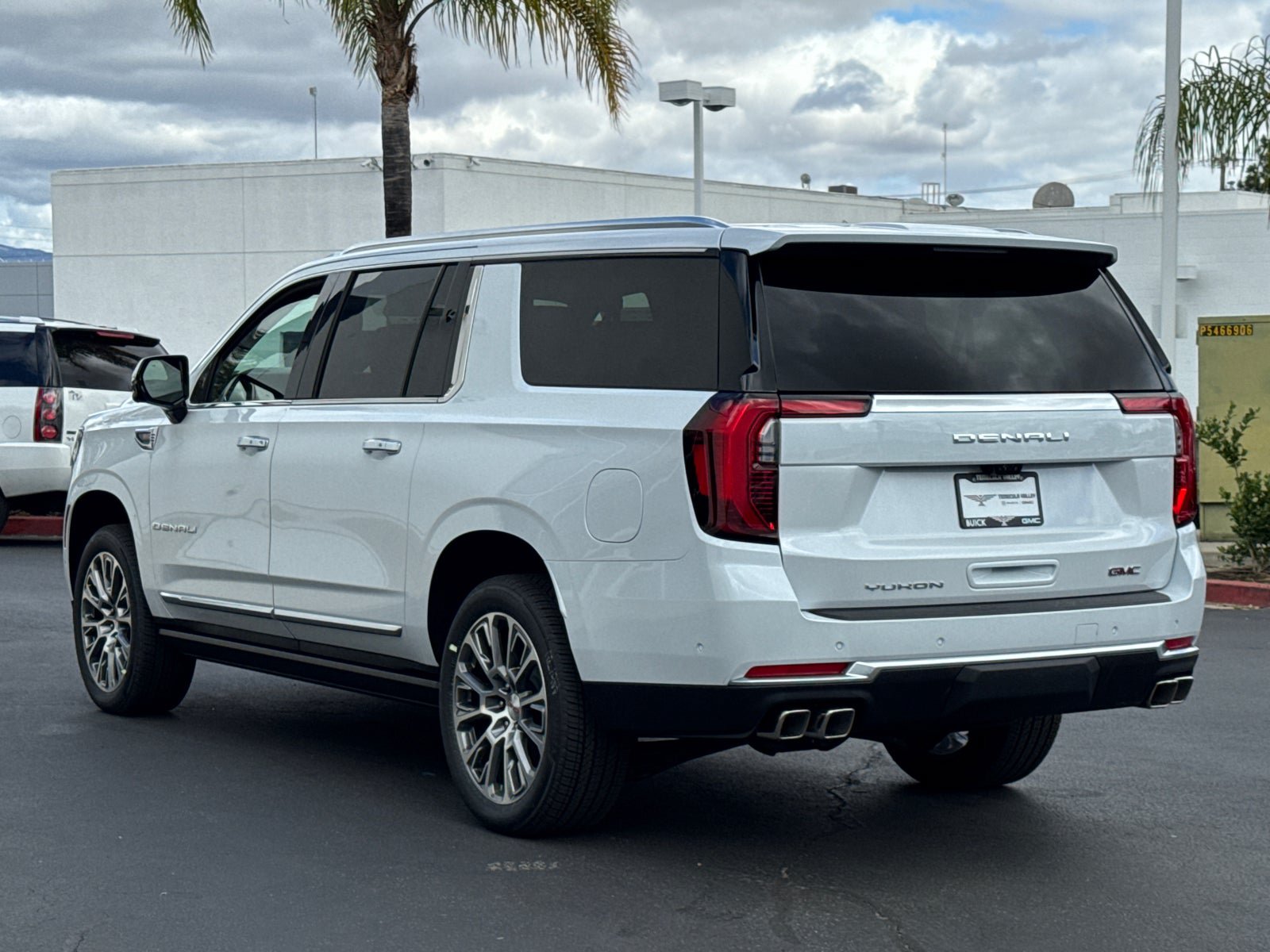 Used 2026 GMC Yukon XL Denali w/ Denali Reserve Package AWD/4WD image 14