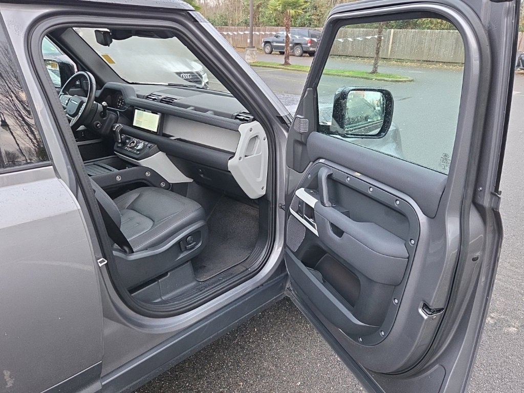 Used 2021 Land Rover Defender 110 SE image 19