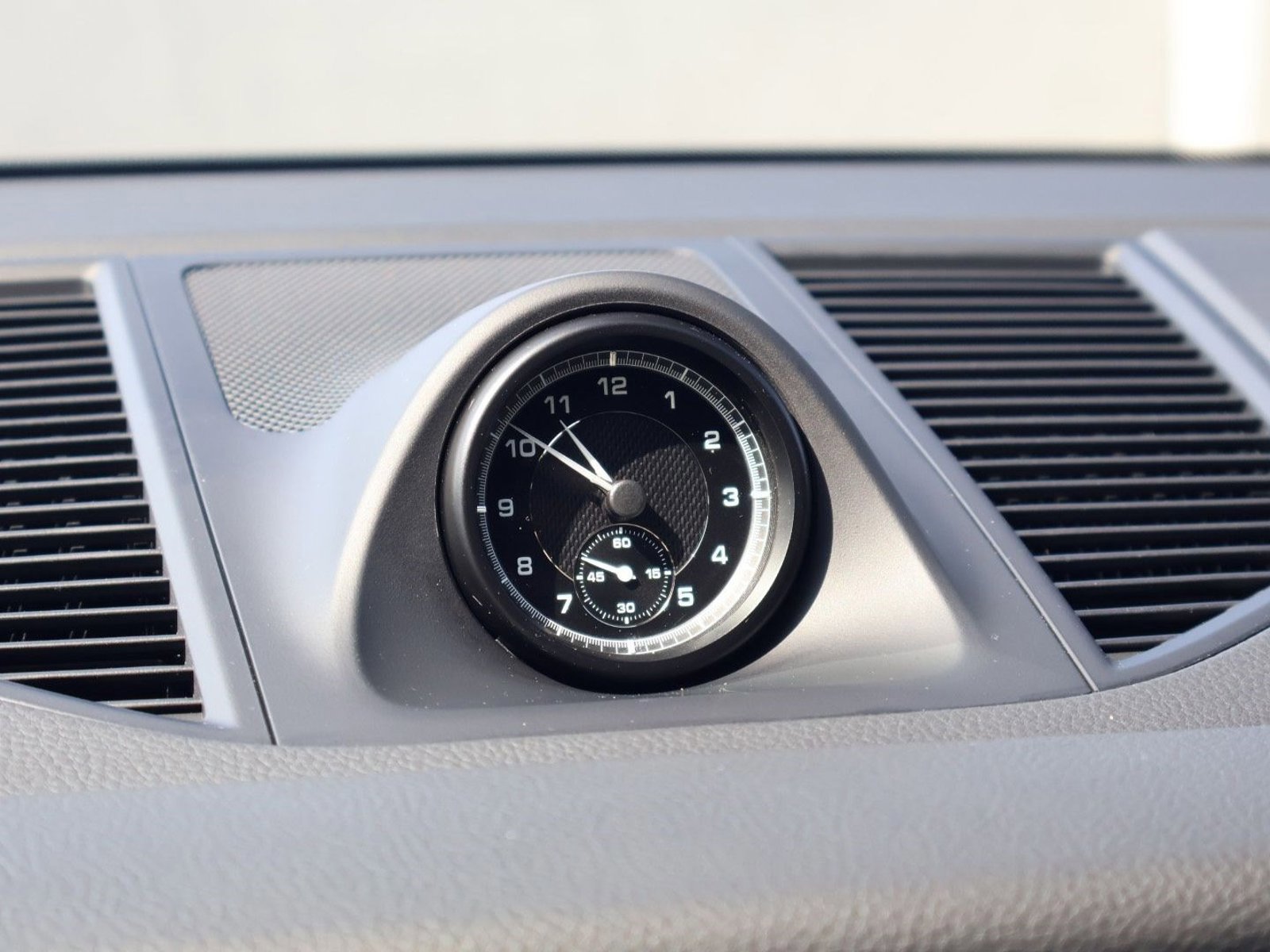 Certified 2025 Porsche Macan image 28