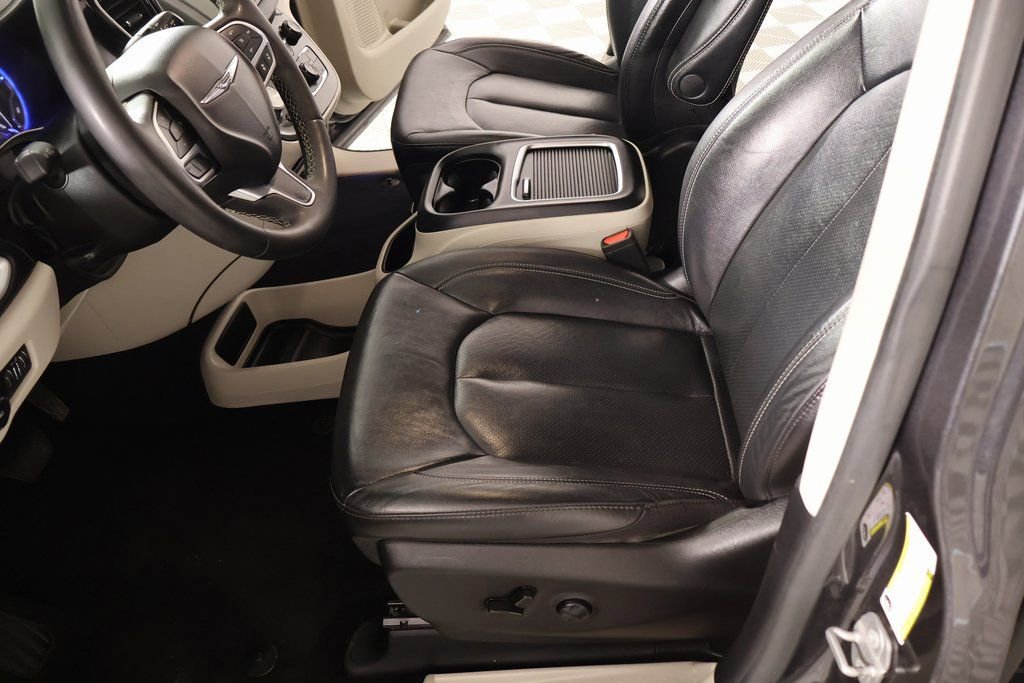 Used 2022 Chrysler Pacifica Touring-L image 10