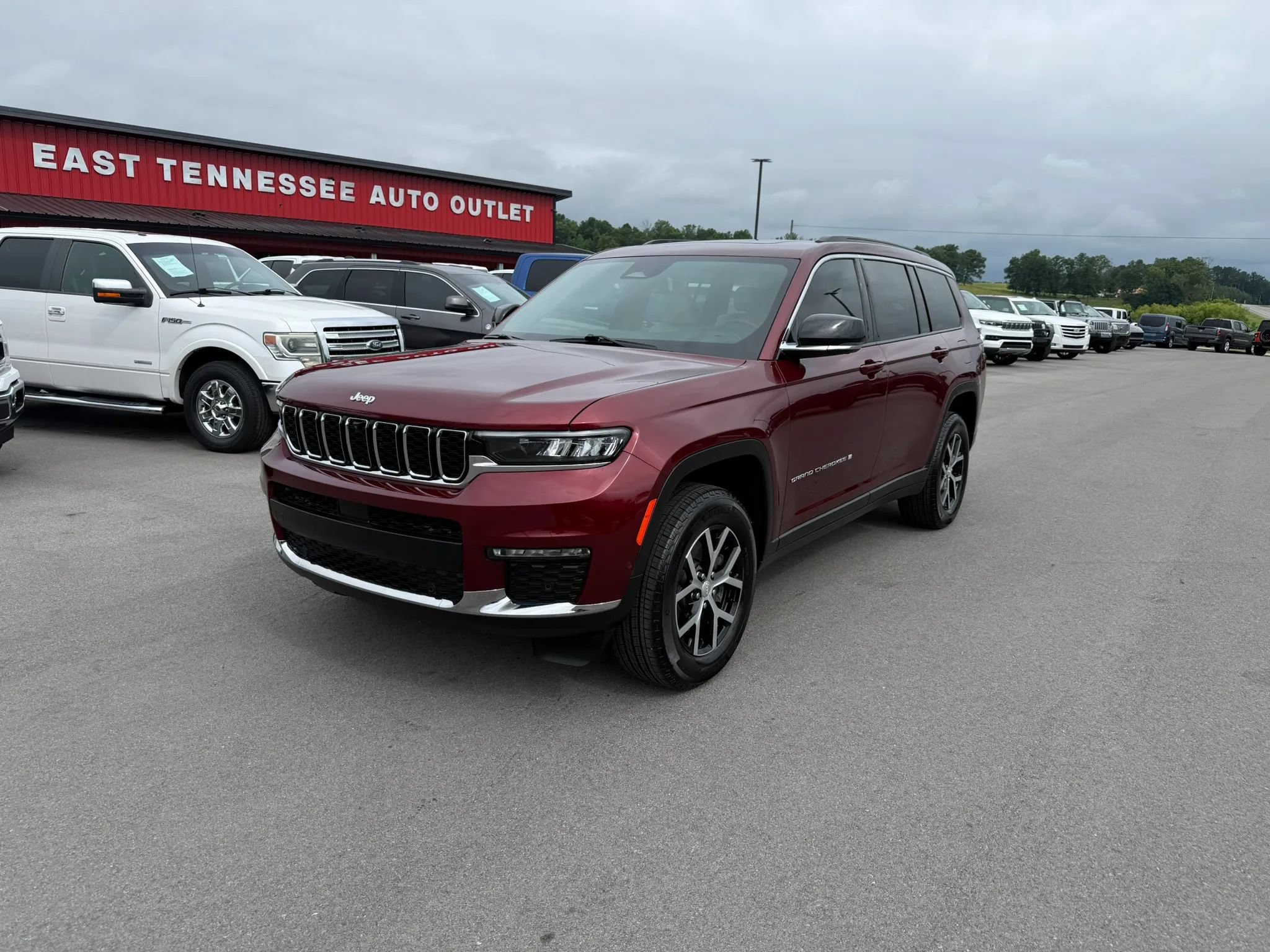 Used 2025 Jeep Grand Cherokee L Limited w/ Luxury Tech Group II AWD/4WD image 2