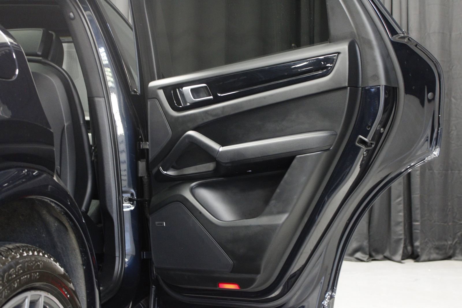 Certified 2021 Porsche Cayenne Coupe AWD/4WD image 17
