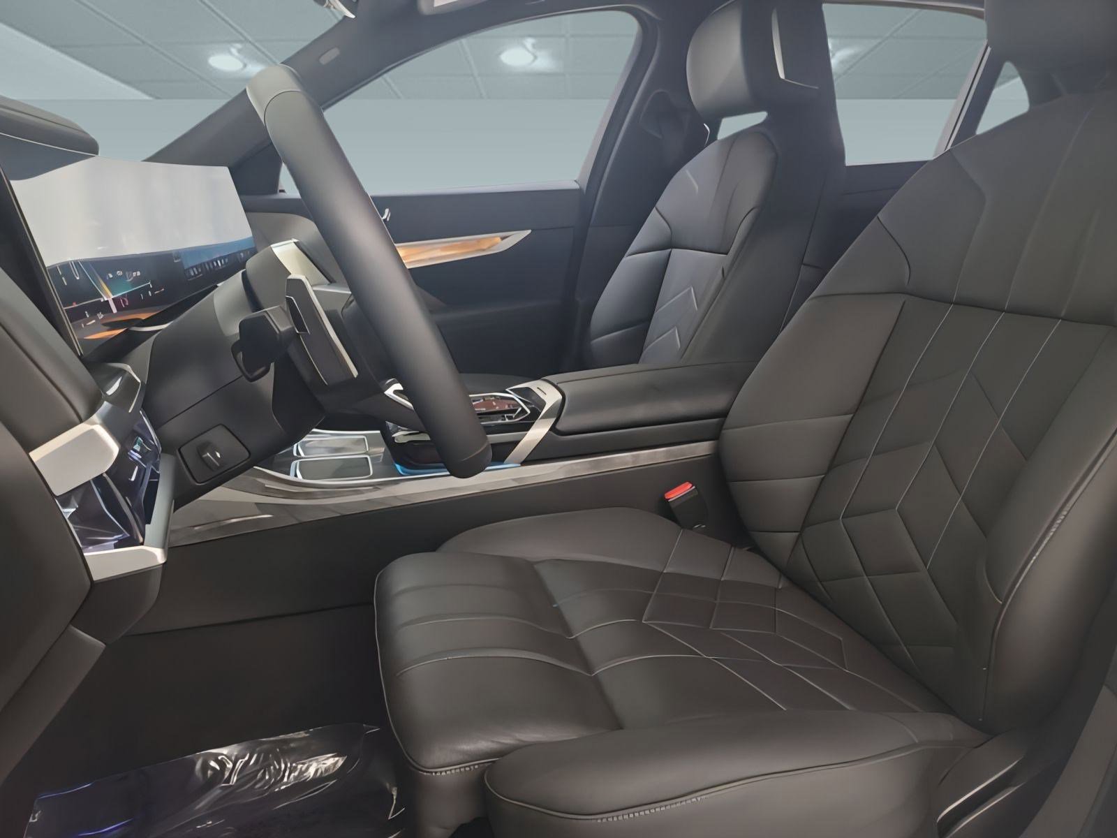 Used 2025 BMW 760i xDrive w/ Executive Package image 3