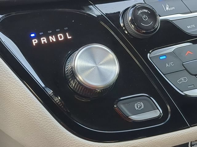 Used 2024 Chrysler Pacifica Limited FWD image 29