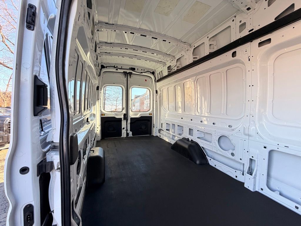 Used 2022 Ford E-Transit 148 High Roof Extended image 18