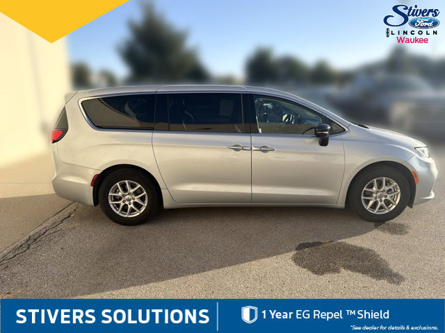 Used 2024 Chrysler Pacifica Touring-L FWD image 5