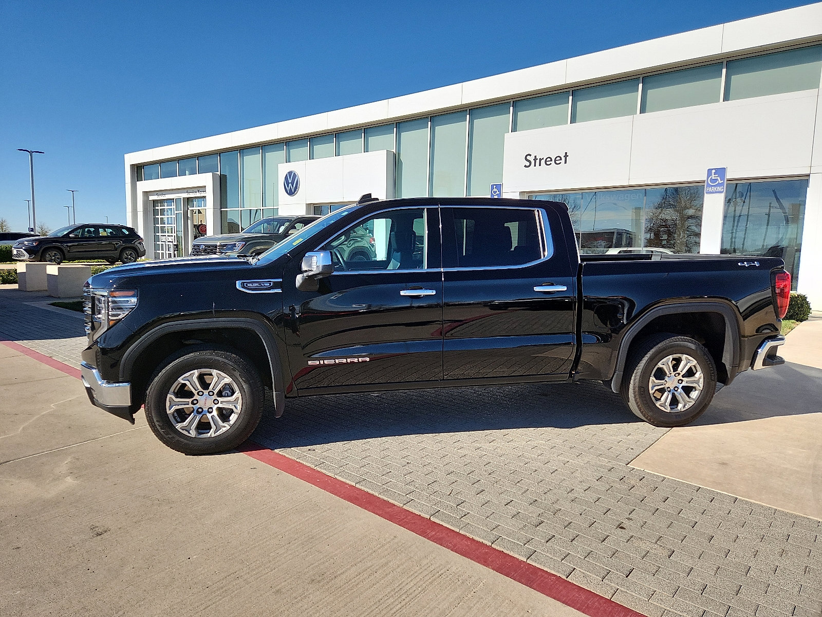 Used 2025 GMC Sierra 1500 SLT image 2