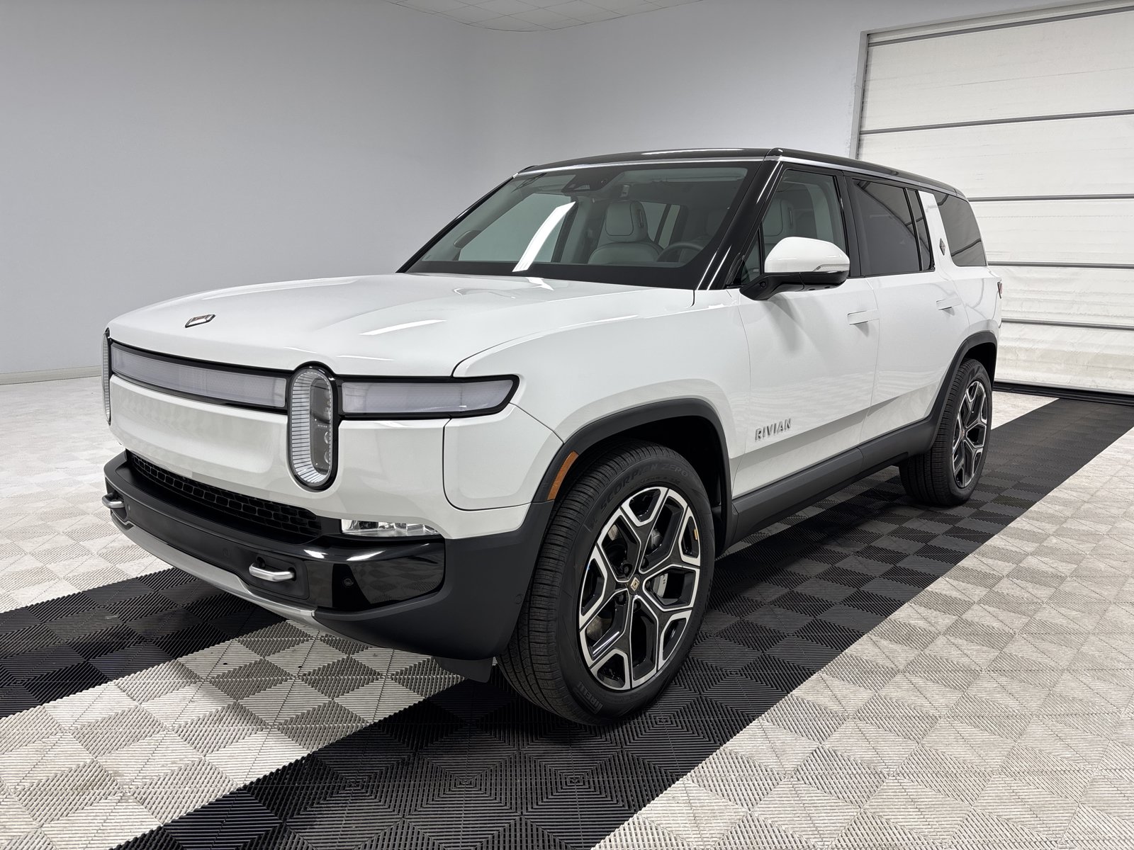 Used 2024 Rivian R1S Adventure AWD/4WD image 1