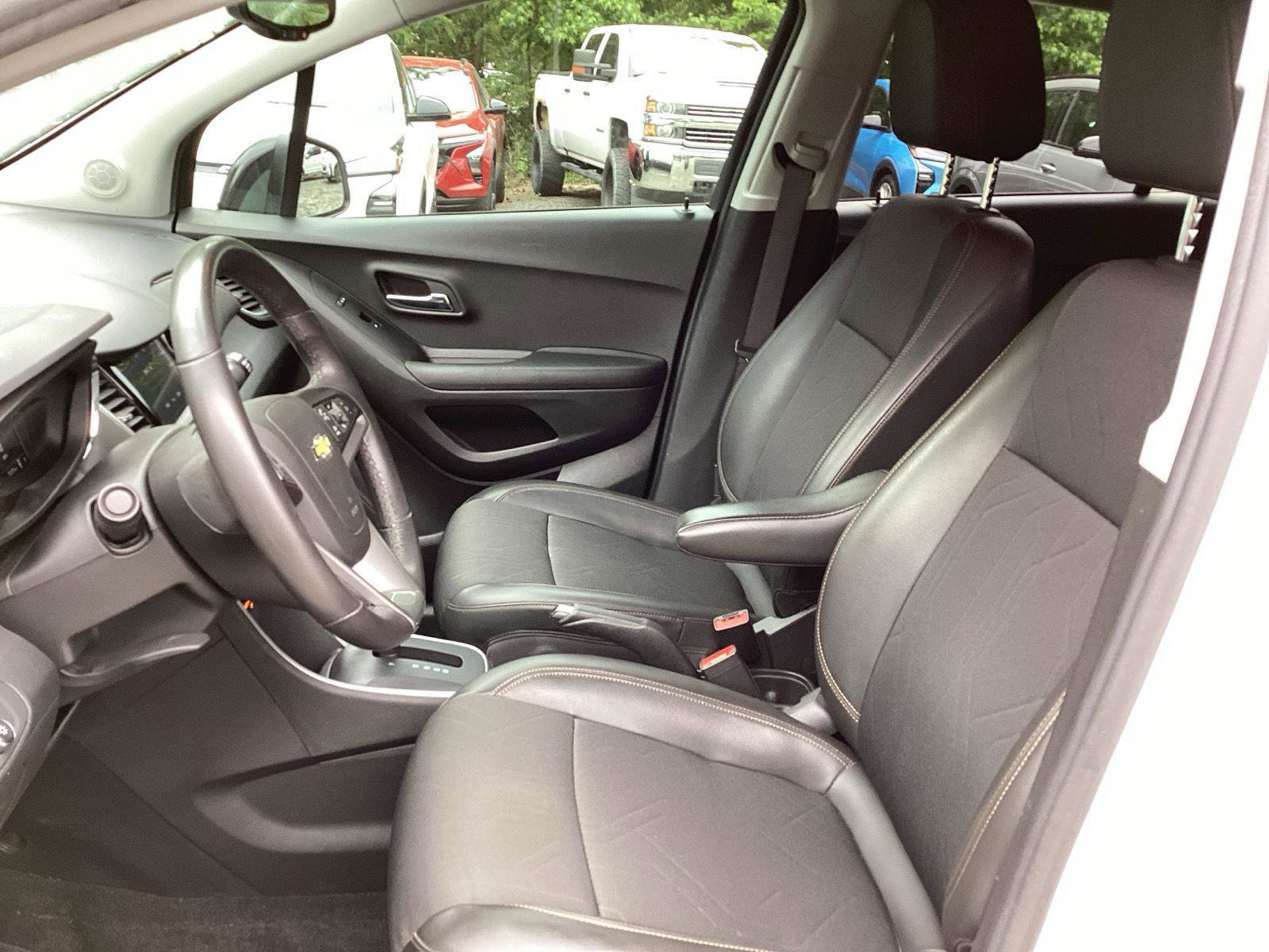 Used 2022 Chevrolet Trax LT w/ Redline Edition AWD/4WD image 6
