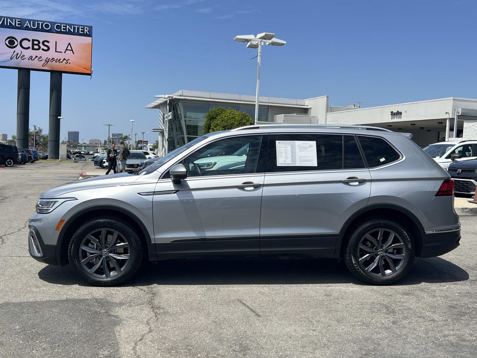 Certified 2023 Volkswagen Tiguan SE w/ Panoramic Sunroof Package FWD image 2