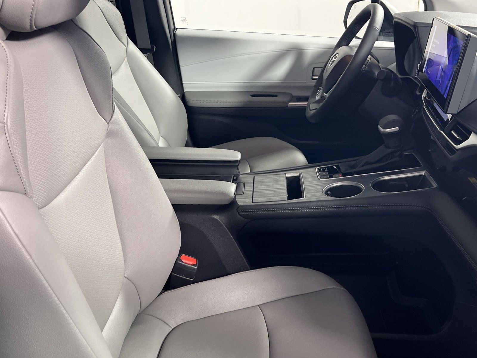 Used 2025 Toyota Sienna XLE image 29