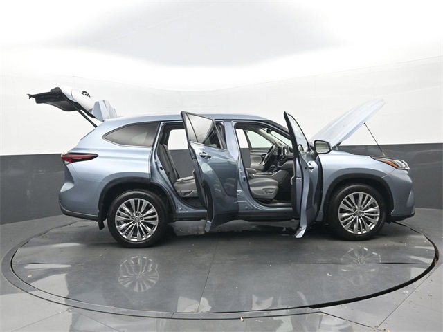 Used 2024 Toyota Highlander Platinum image 34