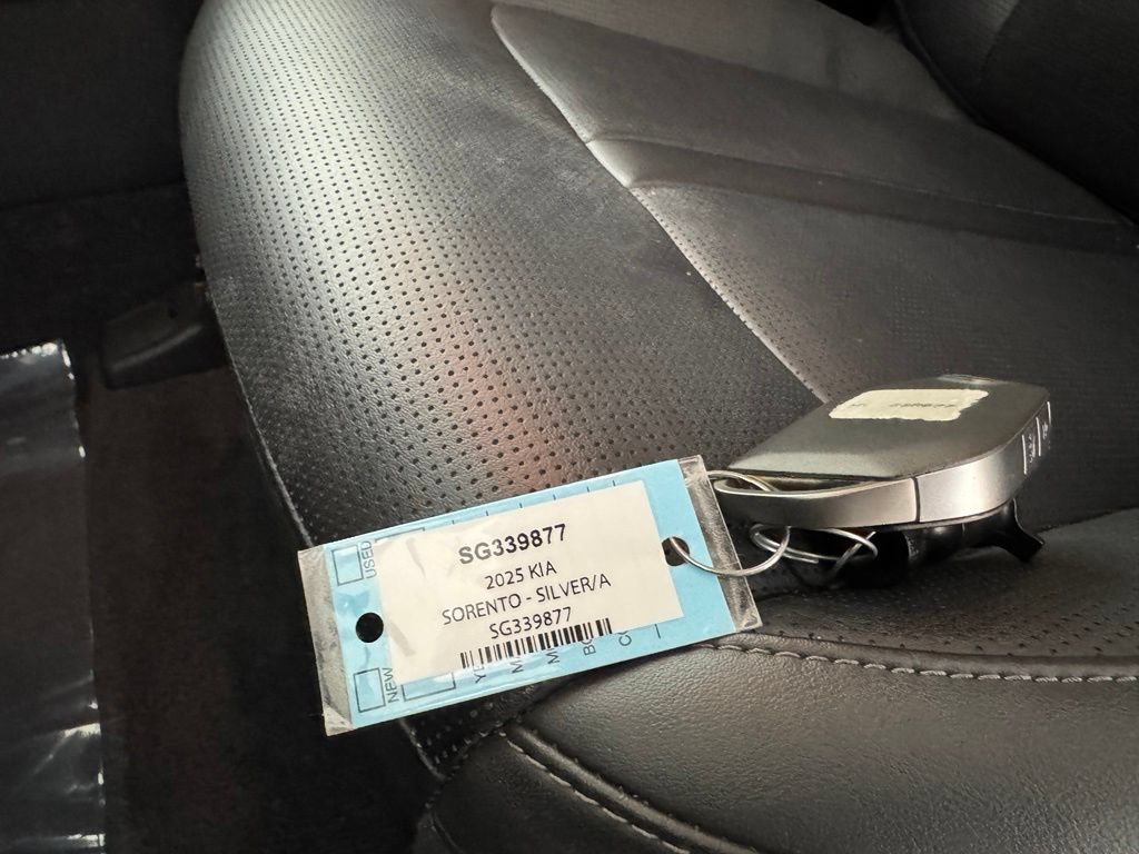 Used 2025 Kia Sorento S AWD/4WD image 31