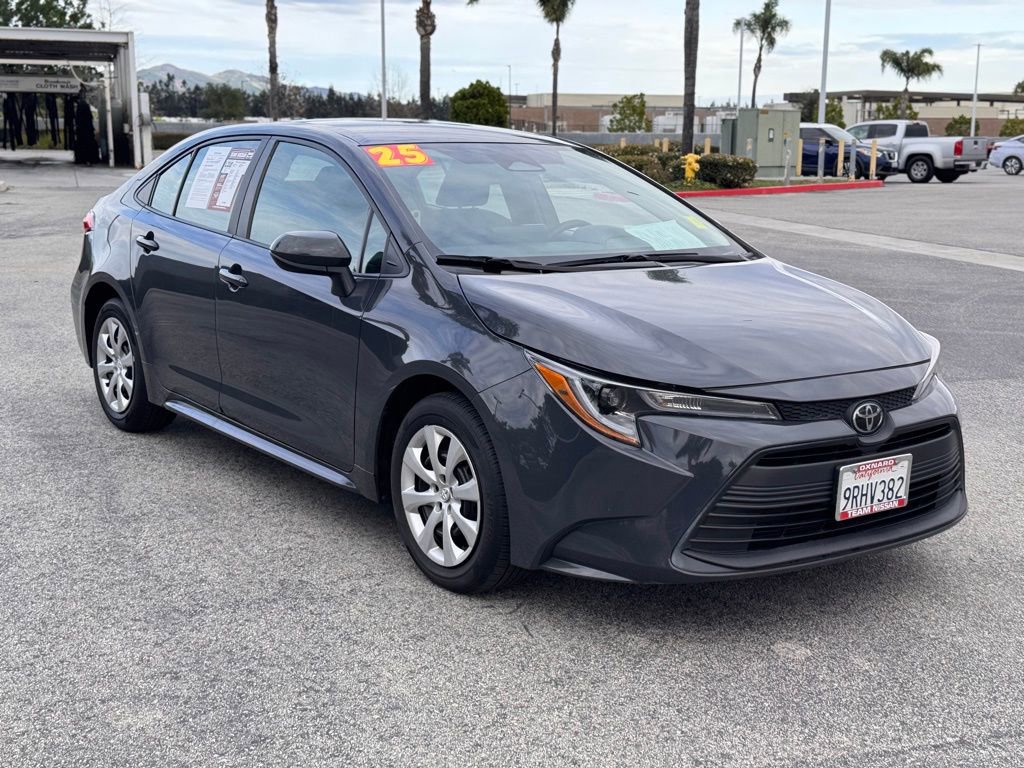 Used 2025 Toyota Corolla LE image 2