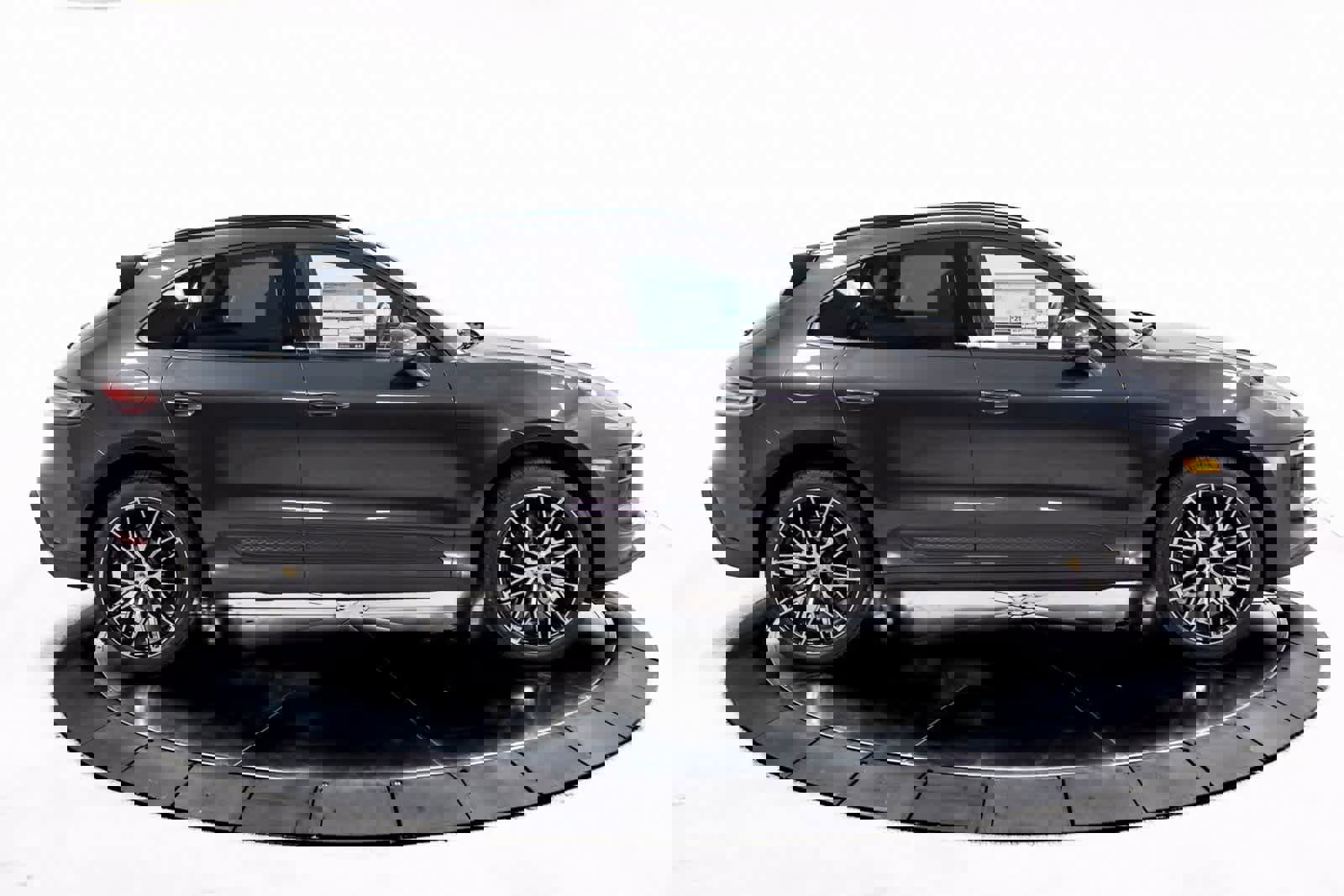 Certified 2025 Porsche Macan image 8