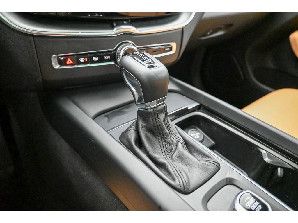 Used 2018 Volvo XC60 T6 Momentum w/ Vision Package image 44