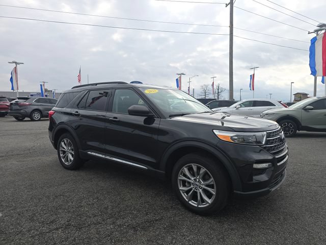 Certified 2023 Ford Explorer XLT w/ Equipment Group 202A AWD/4WD image 3