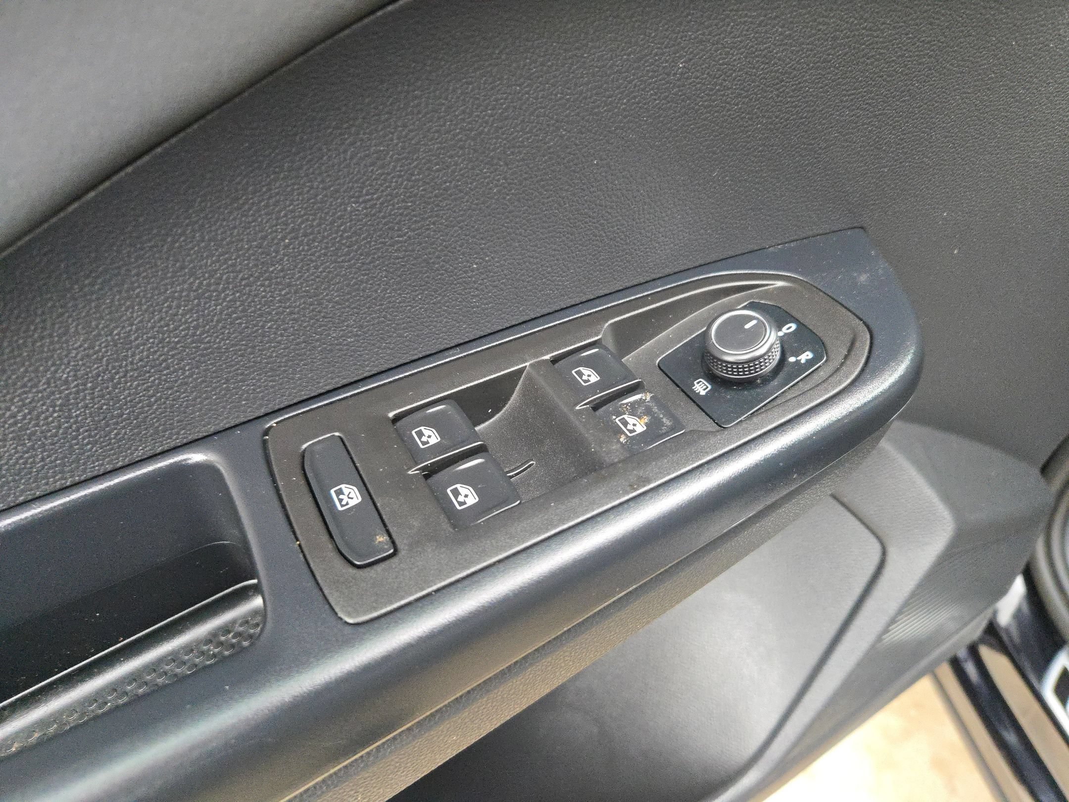 Used 2025 Volkswagen Taos SE FWD image 13