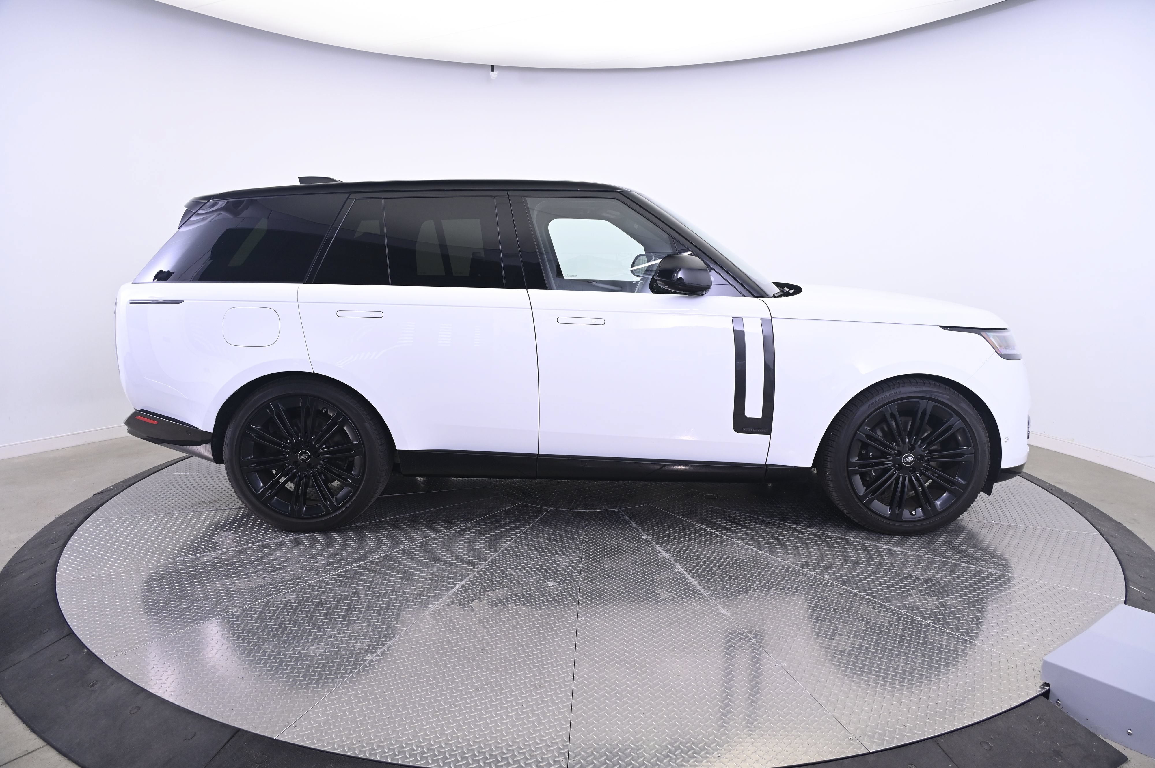 Used 2024 Land Rover Range Rover Autobiography AWD/4WD image 8