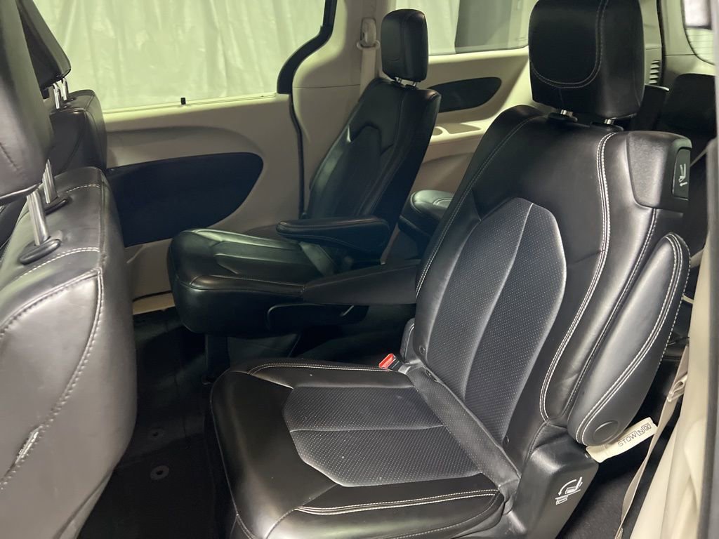 Used 2023 Chrysler Pacifica Touring-L image 16