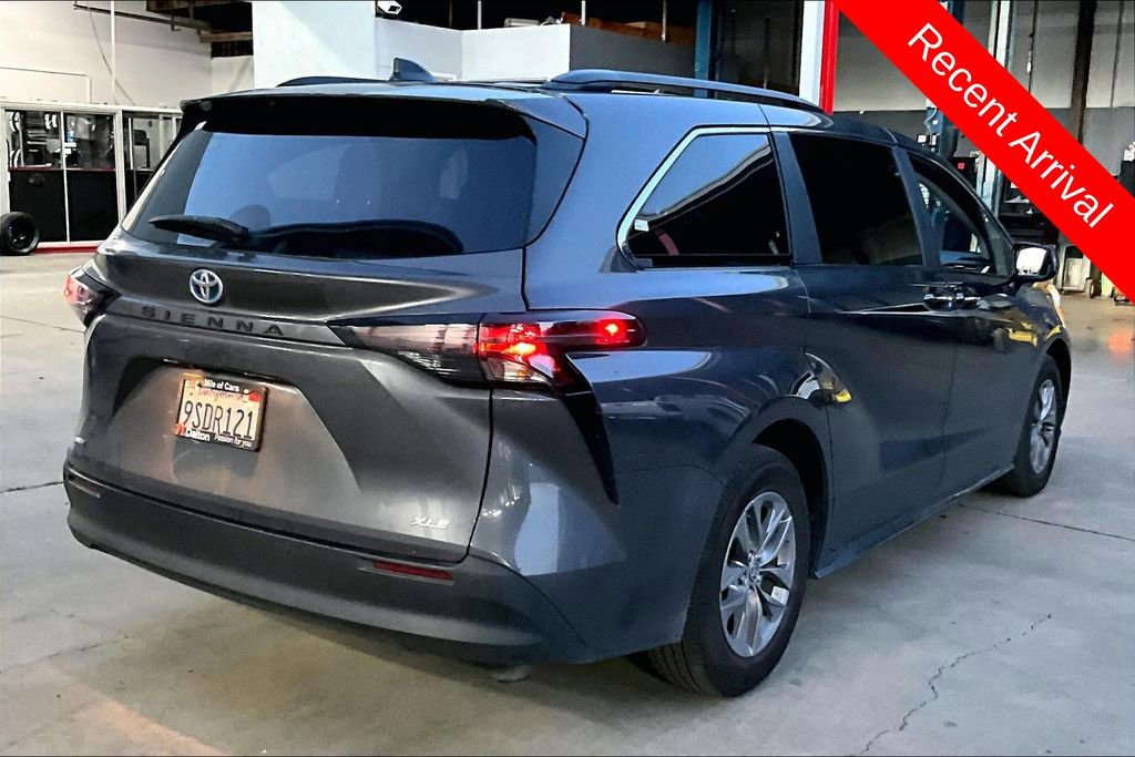 Certified 2025 Toyota Sienna XLE w/ XLE Plus Package image 4