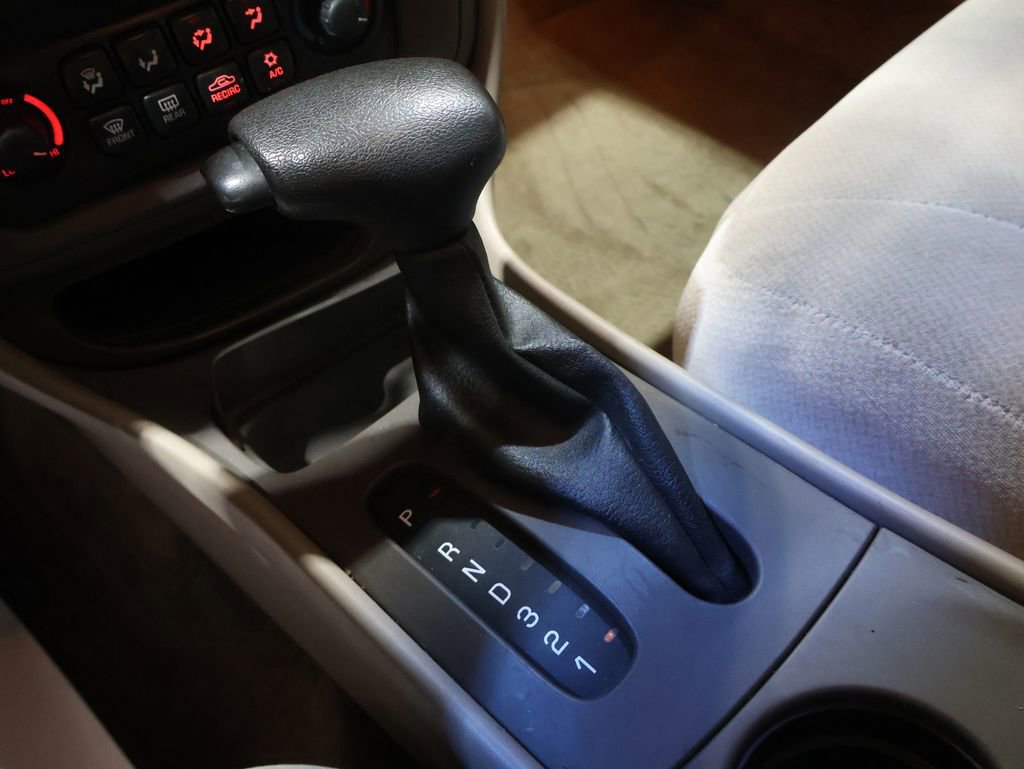 Used 2005 Pontiac Bonneville SE image 25