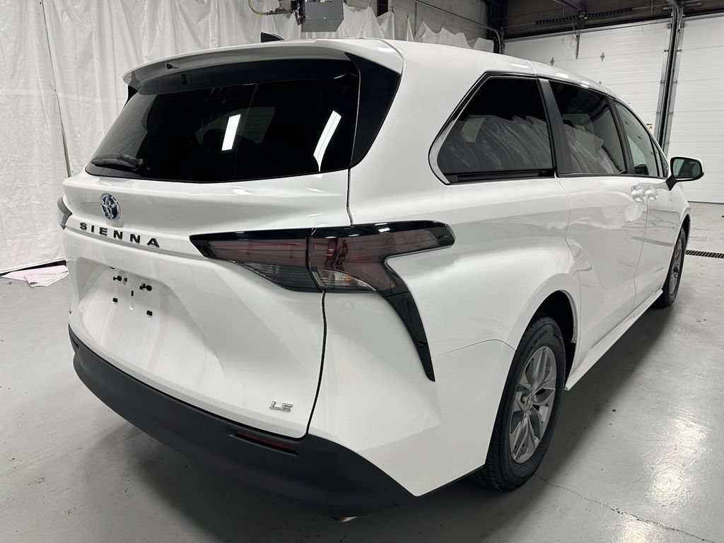 Used 2025 Toyota Sienna LE FWD image 7