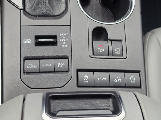 Used 2022 Toyota Highlander XLE AWD/4WD image 25