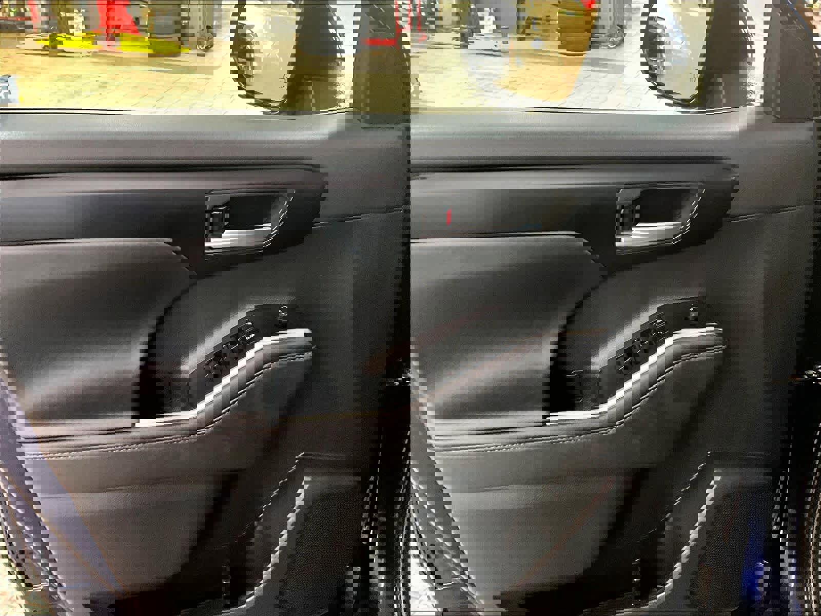 Used 2024 Toyota Highlander XLE image 9