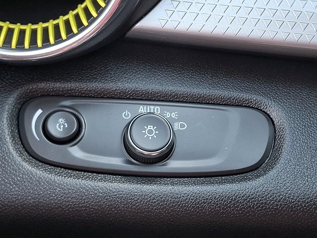 Used 2025 Chevrolet Trax LT FWD image 24