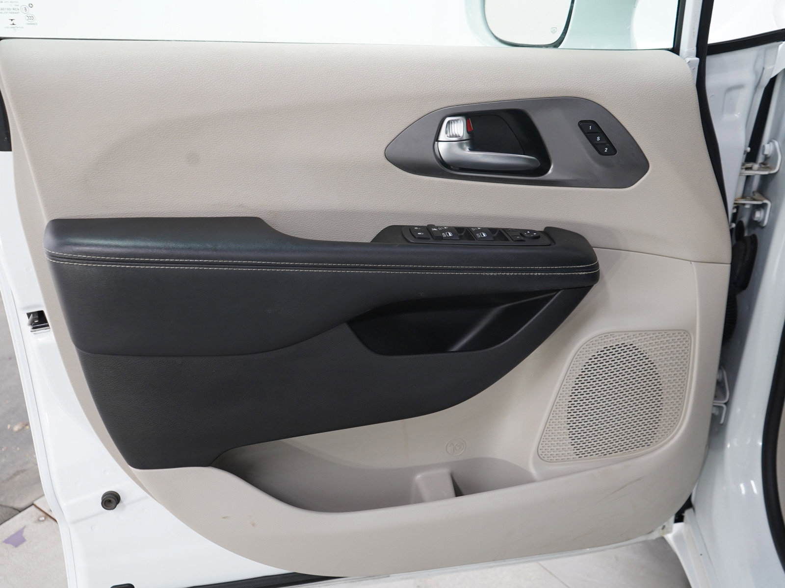 Used 2022 Chrysler Pacifica Touring-L w/ Uconnect Theater Family Group FWD image 24