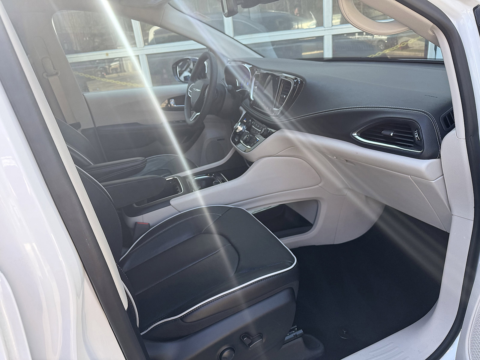 Used 2023 Chrysler Pacifica Limited w/ Uconnect Theater Family Group image 15