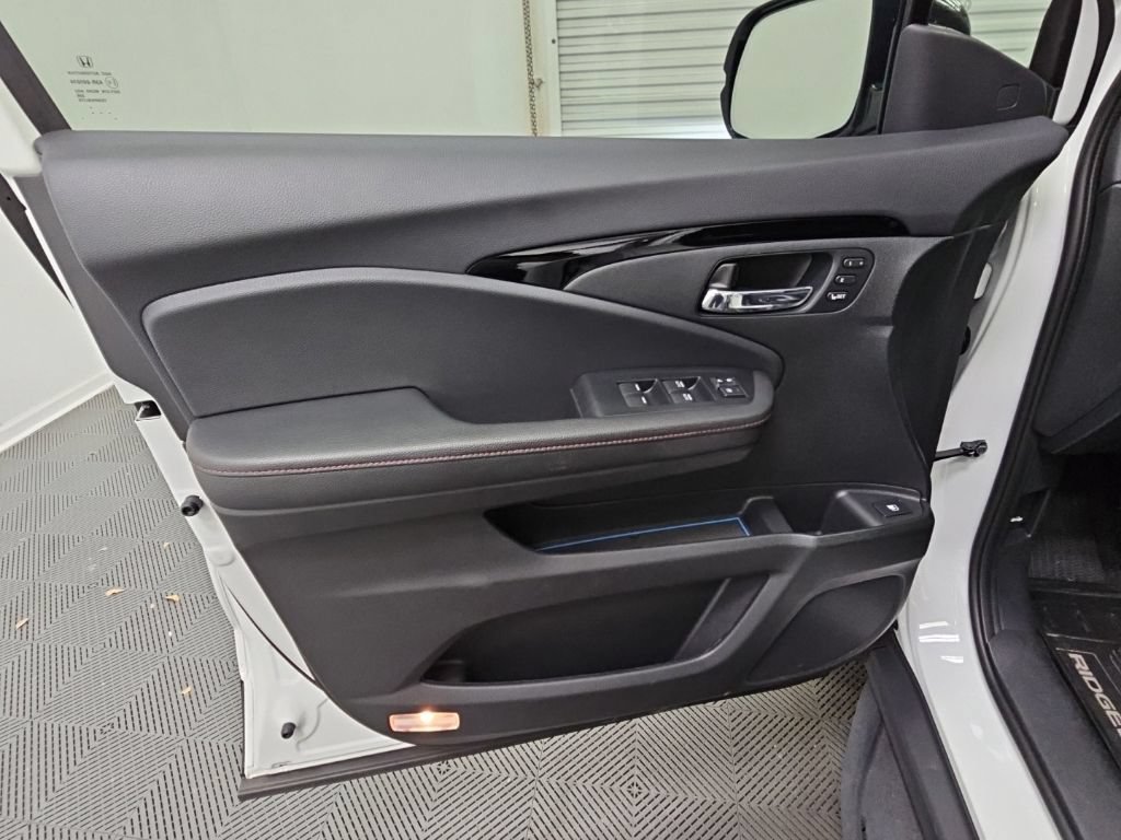 Used 2025 Honda Ridgeline Black Edition image 32