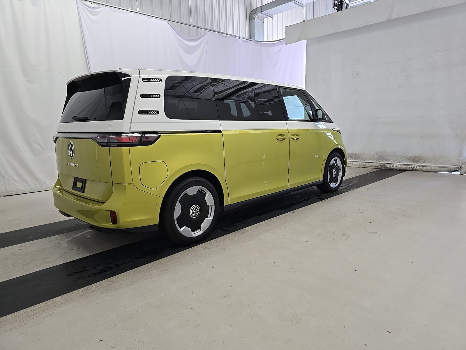 Used 2025 Volkswagen ID. Buzz Pro S Plus RWD image 18