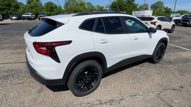 New 2026 Chevrolet Trax ACTIV w/ Sunroof Package FWD image 2